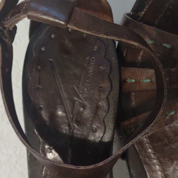 Vince Camuto Sandal with cute stitching and stone detail. Size, best guess,7-7.5 - Picture 11 of 12